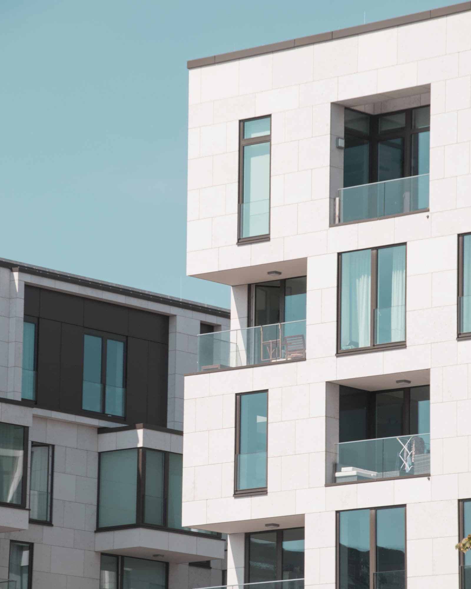 Fassade eines modernen Mehrfamilienhauses